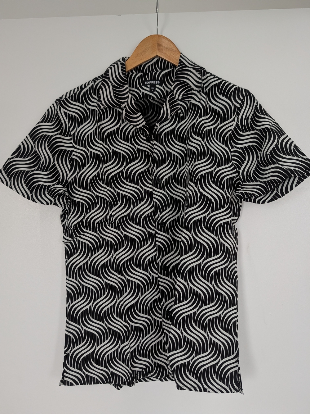 Express Black & White Wave-Pattern Short Sleeve Button-Down Shirt
